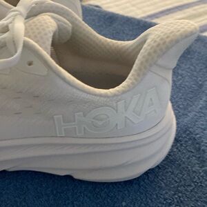 Woman HOKA Clifton 9 Sneakers Size9.5